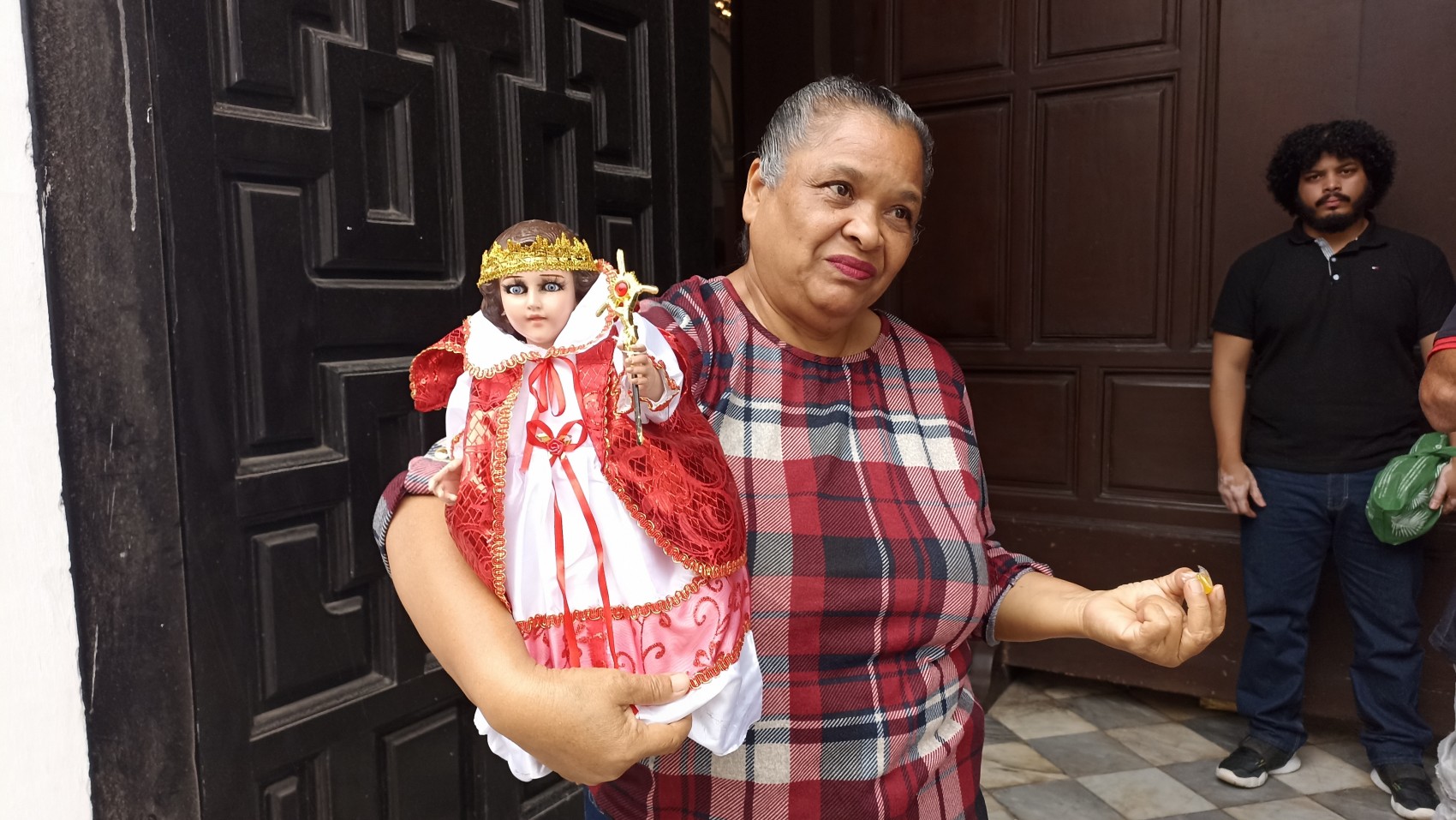 Feligreses presentan al Niño Dios en la Catedral de Veracruz
