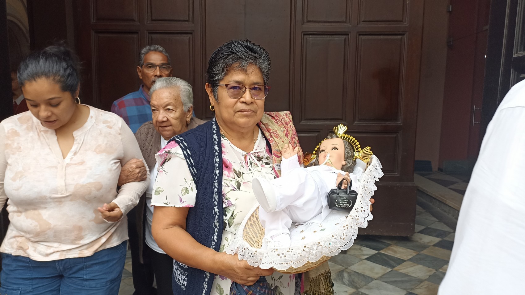 Opiniones encontradas sobre la vestimenta del Niño Dios con temáticas no religiosas