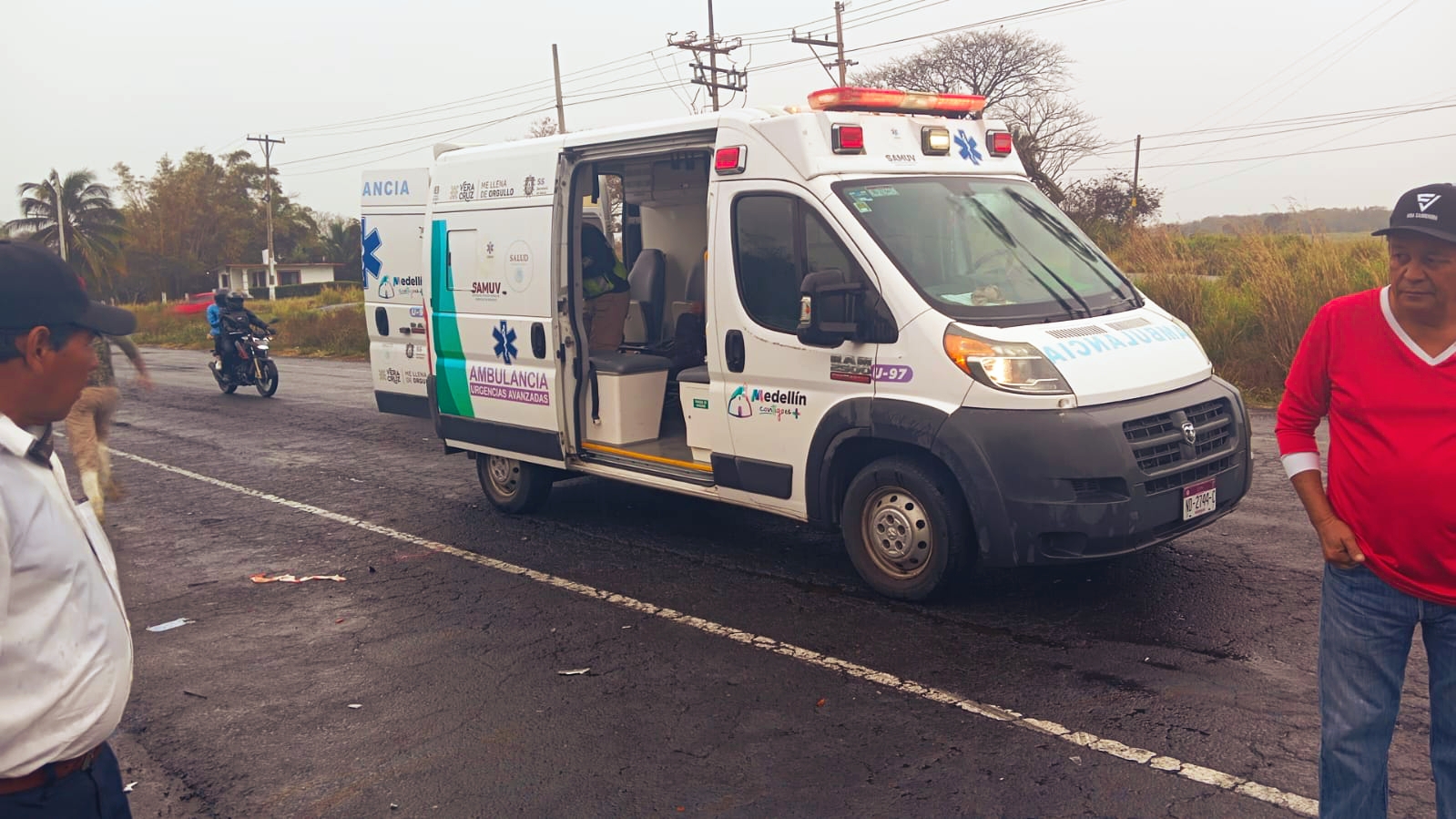 Con fracturas resultan motociclista y su pasajero al accidentarse en la carretera Paso del Toro-Alvarado