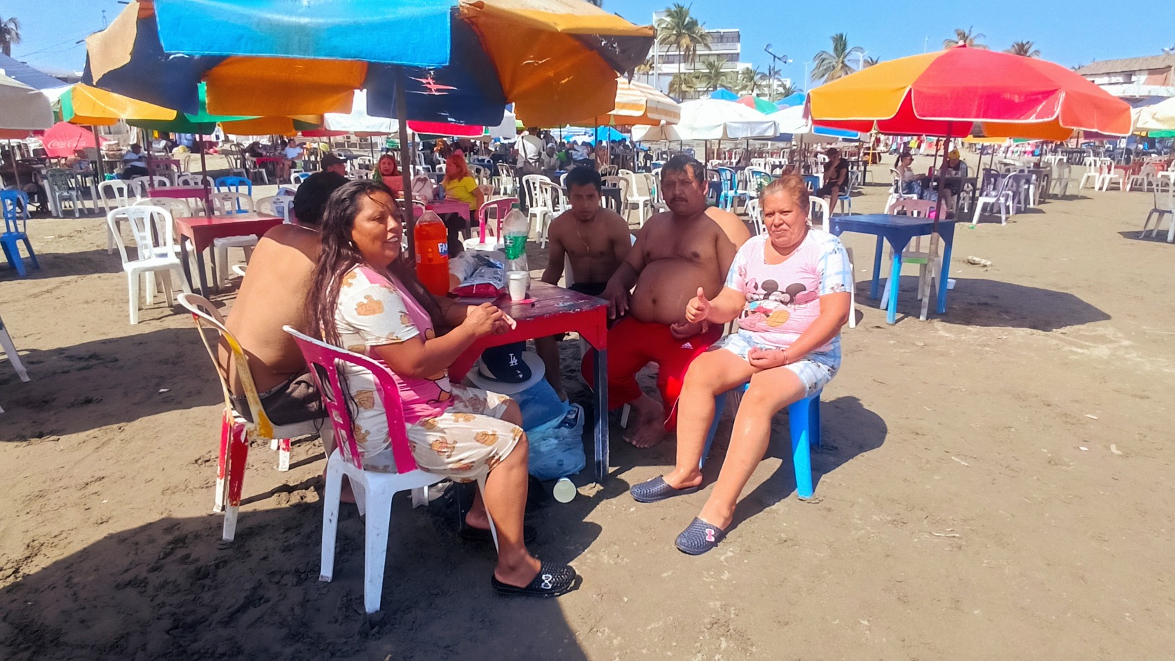 Turistas y locales disfrutan de las playas de la zona conurbada en el último día del puente largo