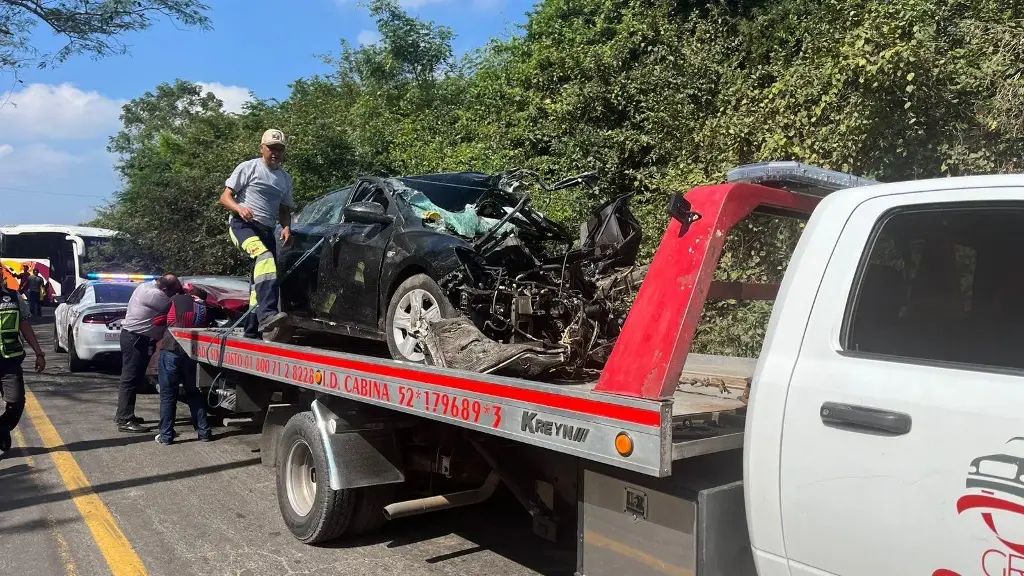 Accidente en la carretera Veracruz-Xalapa entre autobús y auto deja varios heridos