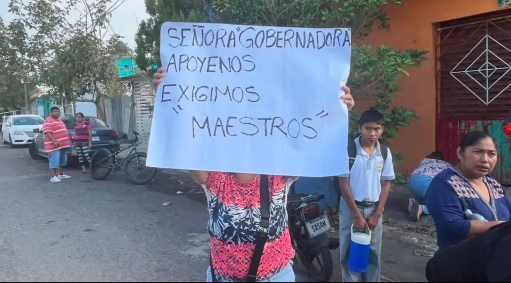 Padres de familia se manifiestan por falta de maestros en Secundaria de Tarimoya I