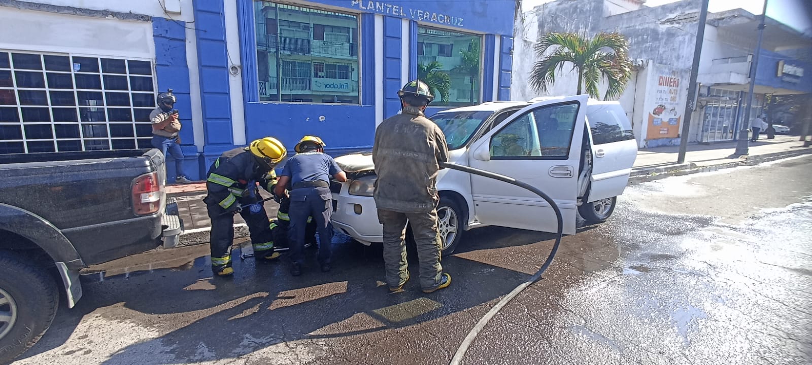 Se incendia camioneta en el Centro Histórico de la ciudad de Veracruz