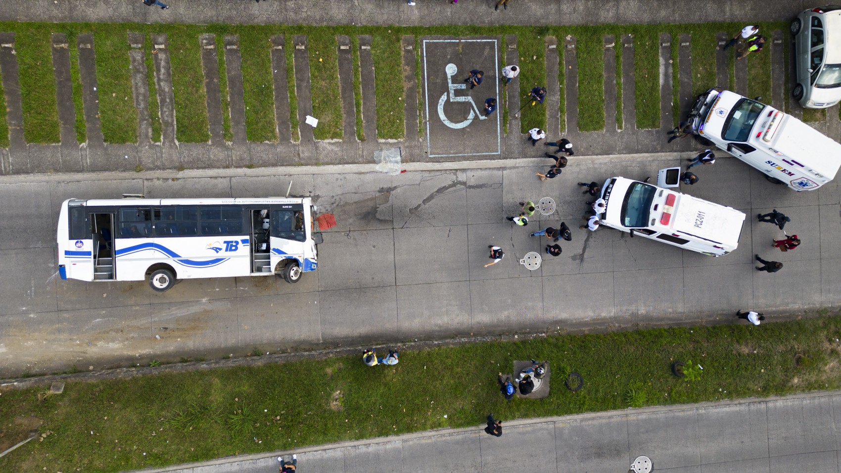 Seis lesionados, dos graves, al volcar autobús ATB en La Pradera