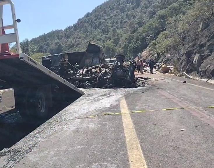 Tráiler choca y se incendia en la autopista Puebla-Orizaba; muere conductor