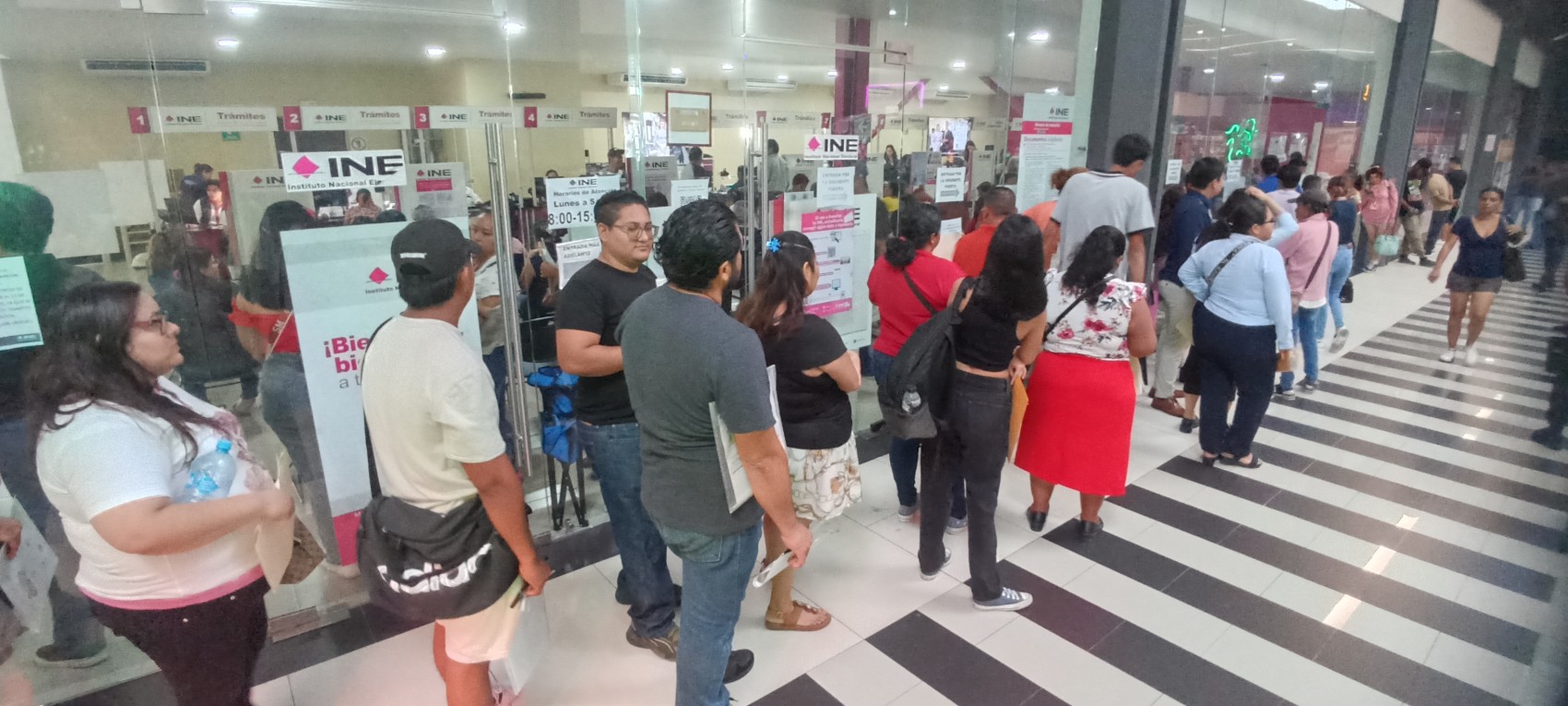 Gran afluencia se registra en el macromódulo del Registro Federal de Electores de la plaza Portal de Veracruz