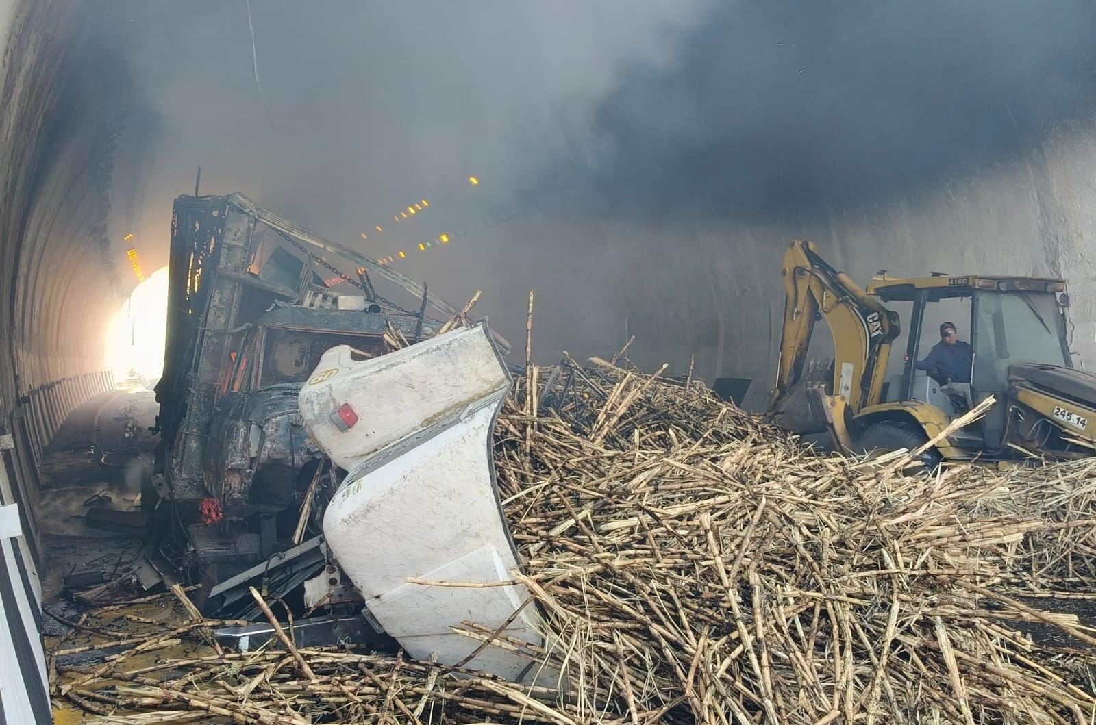 Vuelca y se incendia camión torton en las Cumbres de Maltrata