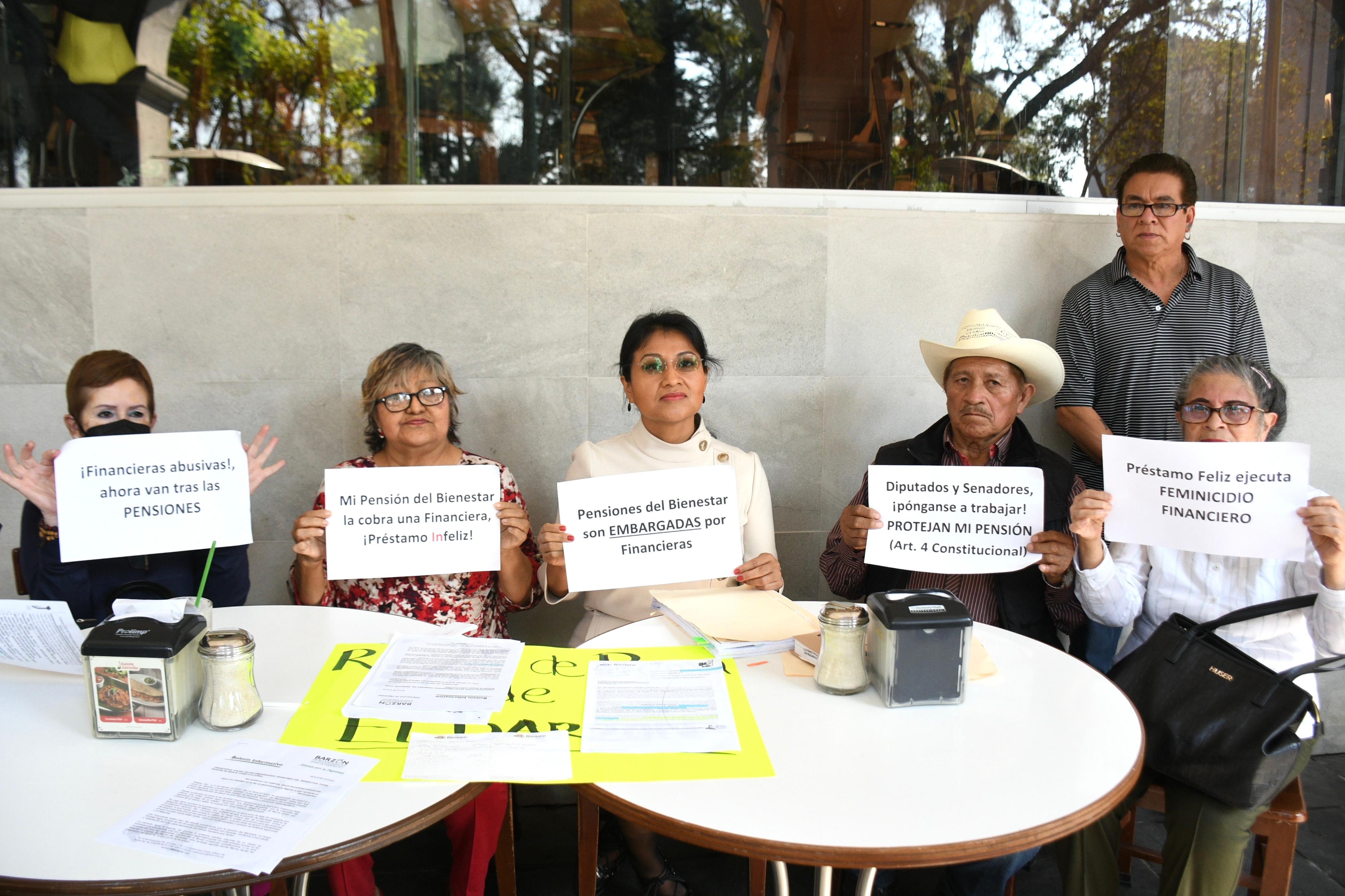 Financieras embargan pensiones del Bienestar, alerta Barzón