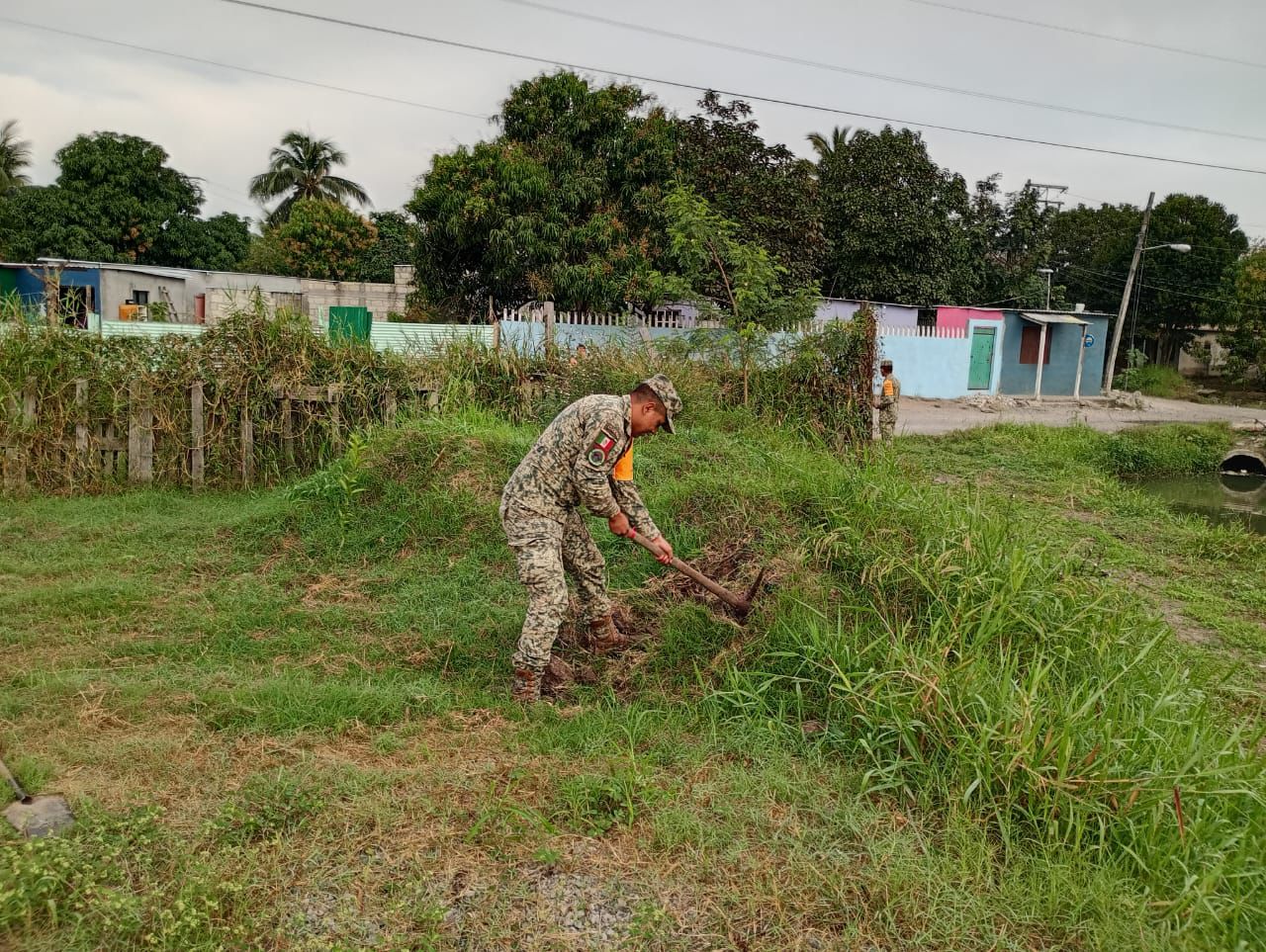 Personal militar realiza labor social en telesecundaria de la ciudad de Veracruz