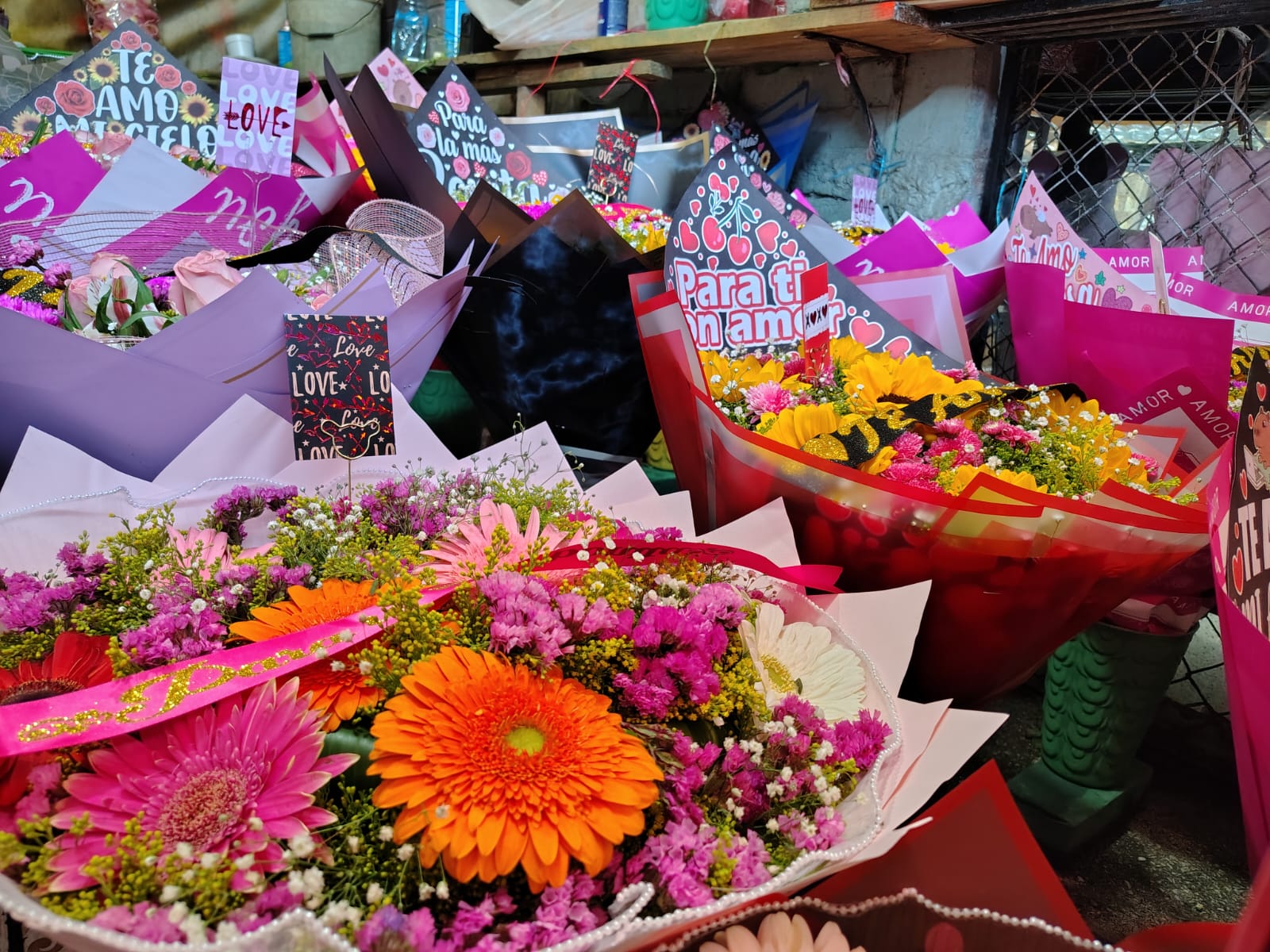 Osos de peluche y chocolates para quienes adquieran su regalo de 14 de febrero en el Mercado de Flores