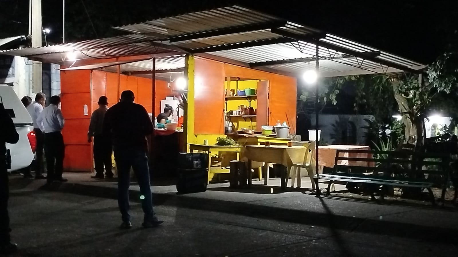 Asesinan a mujer de un balazo en la espalda en puesto de comida en Amatlán
