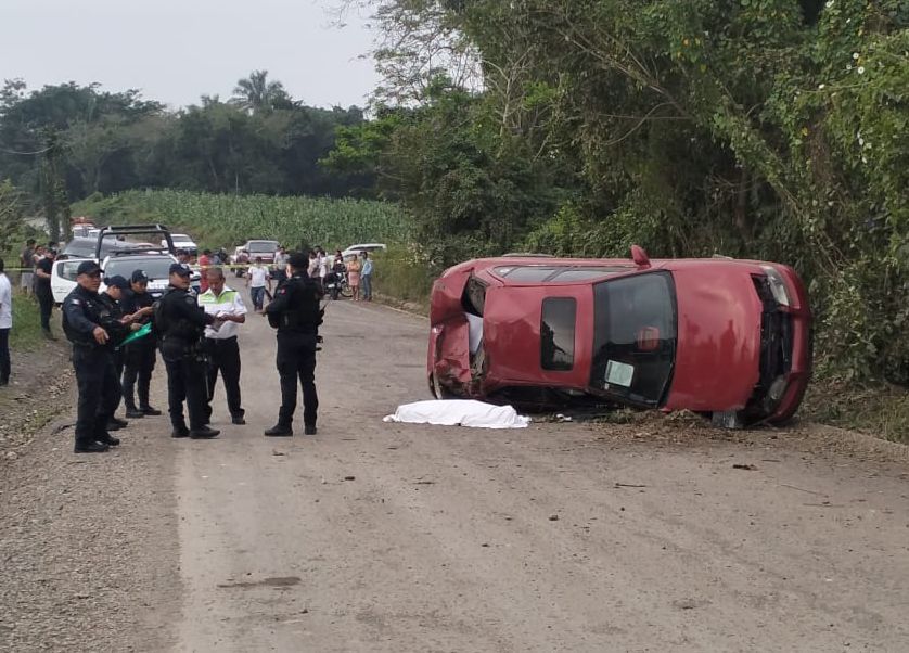 Fallece joven estudiante en volcadura en Tihuatlán