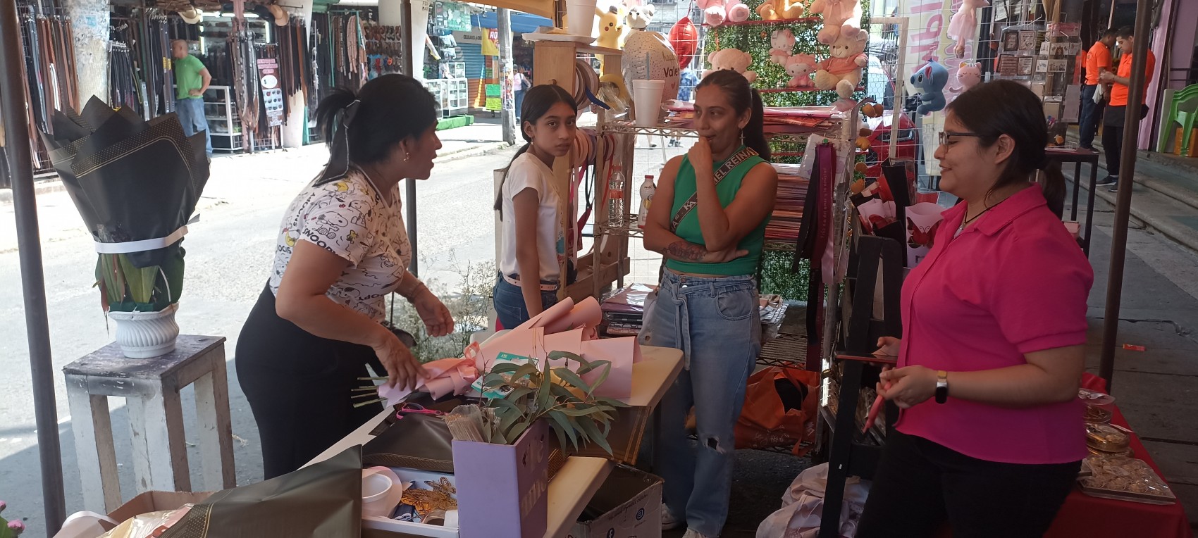 Repunta la venta de arreglos florales en el mercado Hidalgo de Veracruz por el Día del Amor