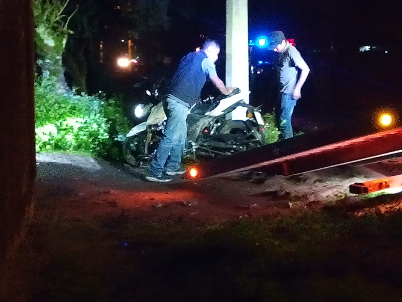 Una mujer fallecida y otra lesionada al chocar su motocicleta contra un poste de concreto en Ixhuatlancillo