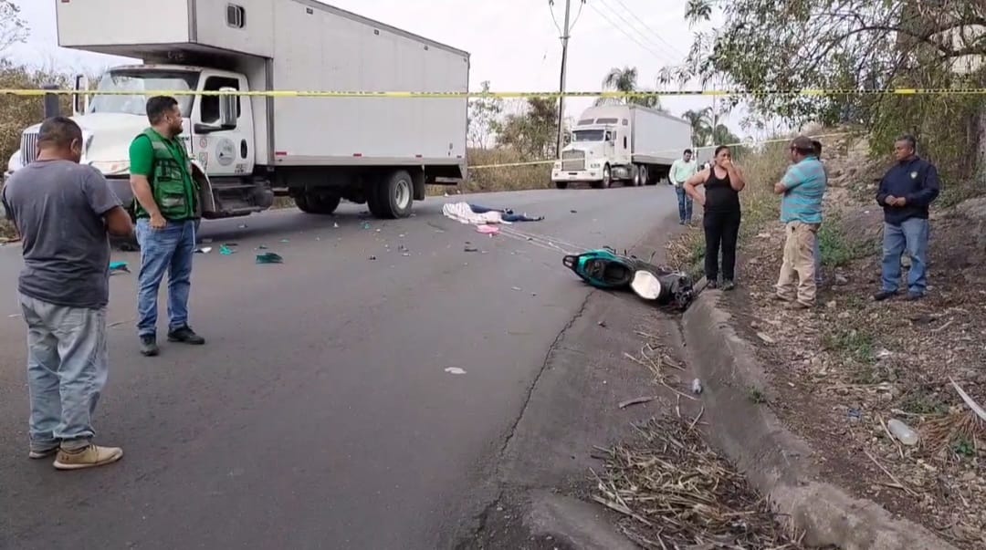 Dos mujeres mueren al chocar su motoneta contra camión de carga pesada en Paso del Macho