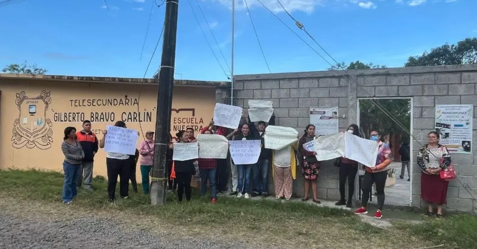 Padres de familia protestan por falta de luz en telesecundaria de Veracruz; exigen maestros