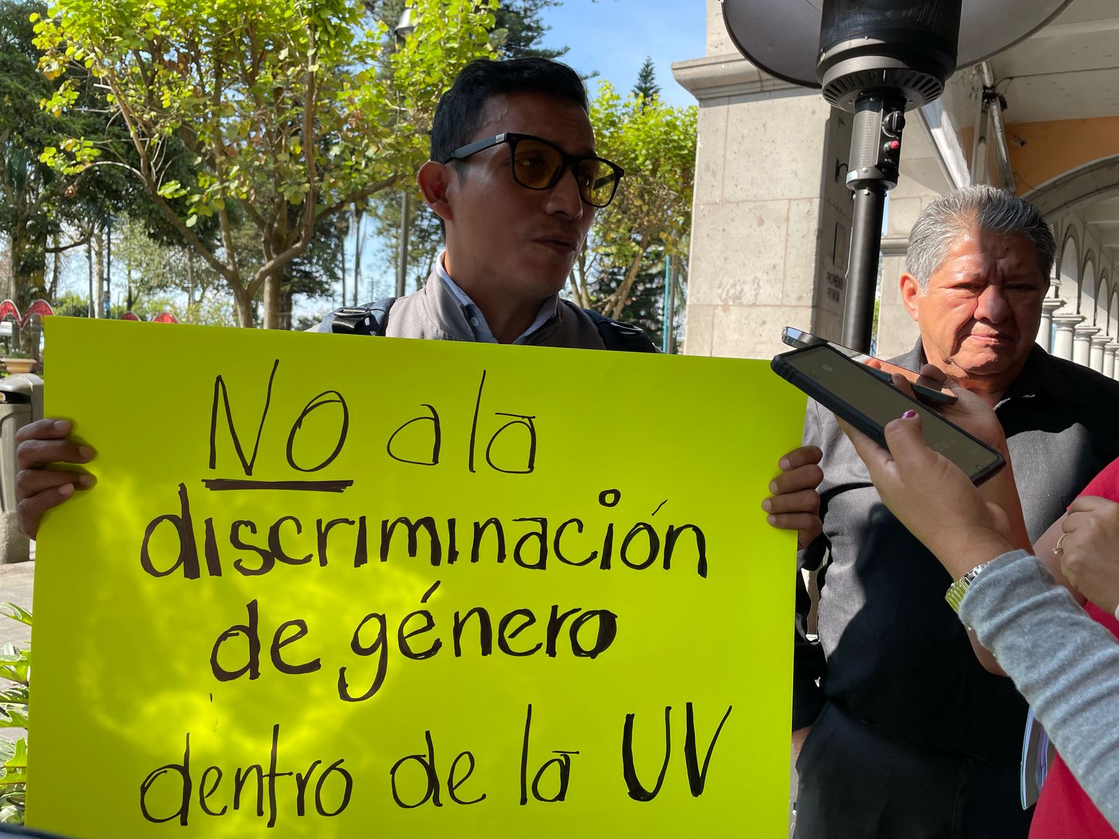 Trabajador de UV denuncia actos de discriminación y exige cambio de espacio laboral