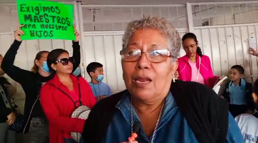 Padres de familia toman primaria en Veracruz por falta de maestros
