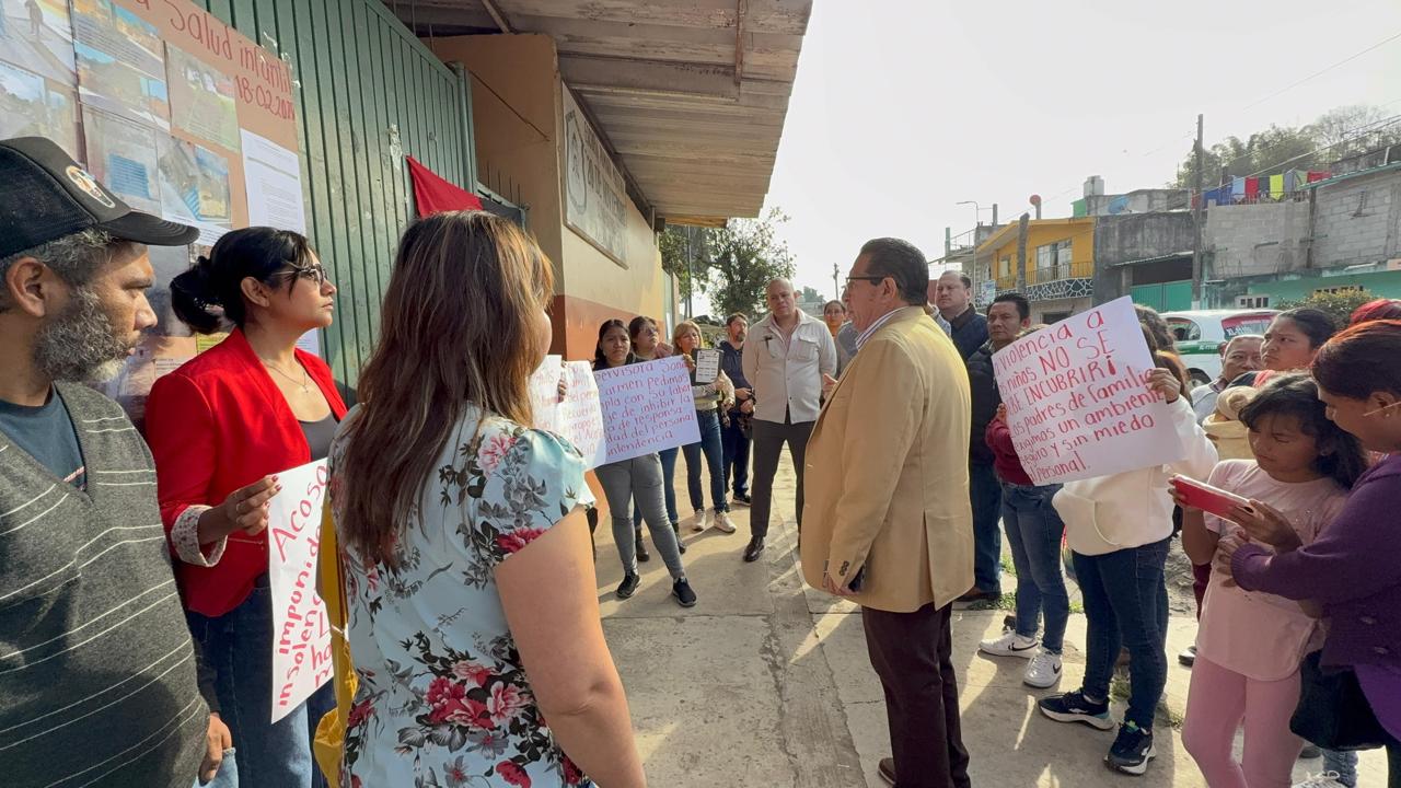 Maestros y estudiantes realizan labor de intendencia en escuela primaria de Xalapa