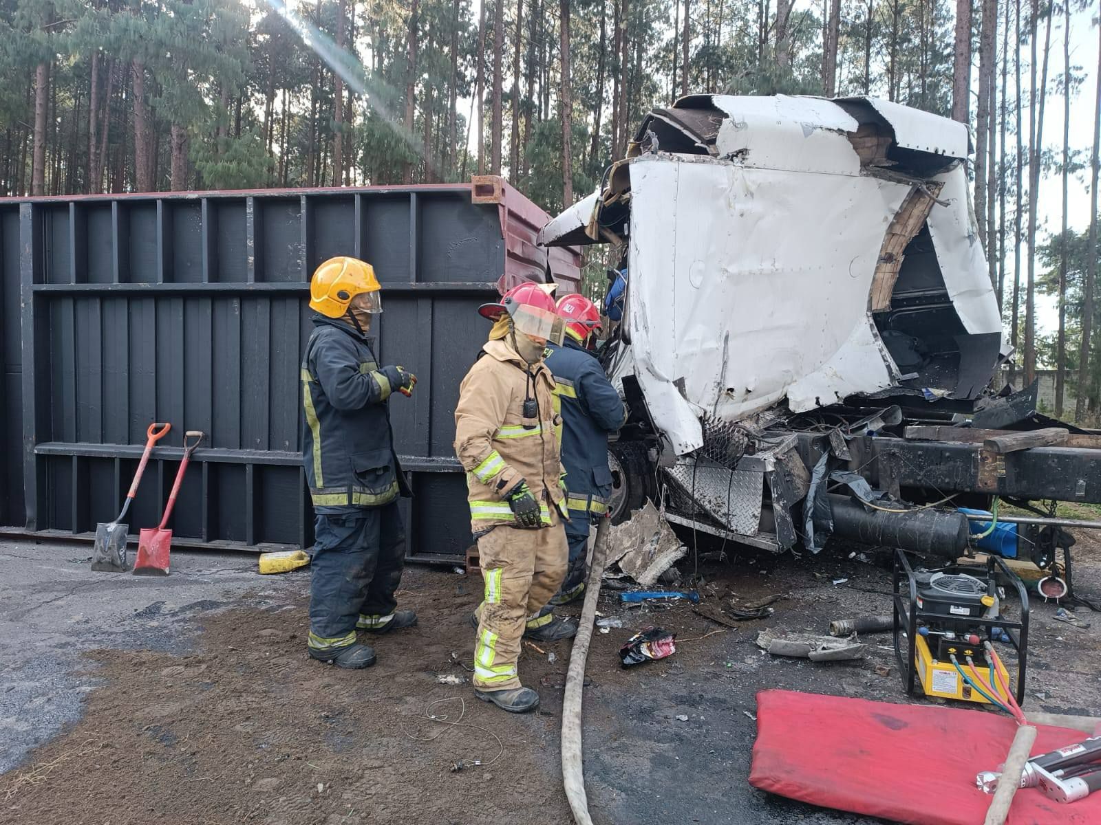 Bomberos de Perote rescatan cuerpos de dos hombres tras accidente en la carretera Perote-Xalapa