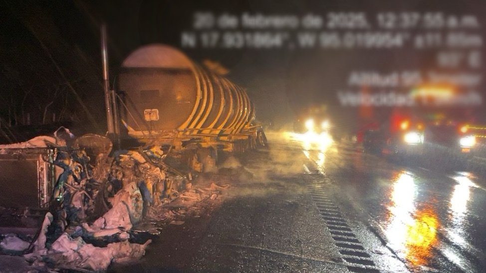 Explosión de pipa en la autopista La Tinaja-Cosoleacaque causa cierre parcial de la vía