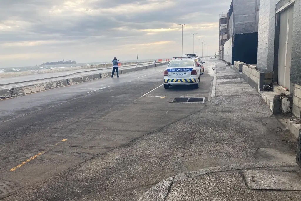 Bulevar Ávila Camacho sigue cerrado en Boca del Río por fuertes rachas del Norte