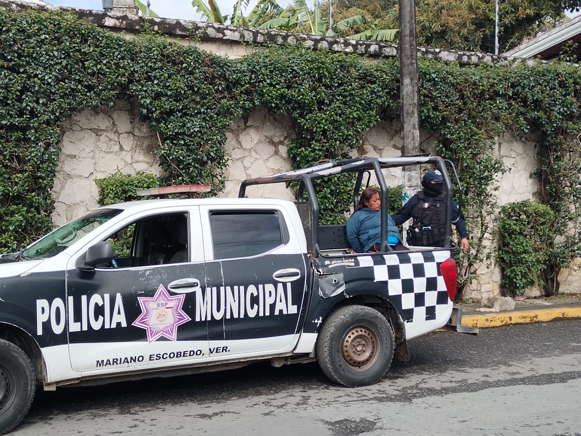 Mujer es detenida por agredir a ama de casa y su hija en Mariano Escobedo