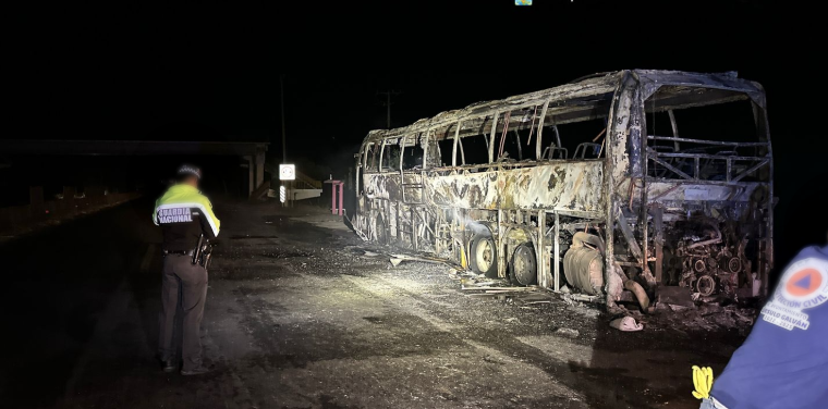 Se incendia autobús en la autopista Poza Rica-Veracruz, a la altura de la desviación a Cempoala