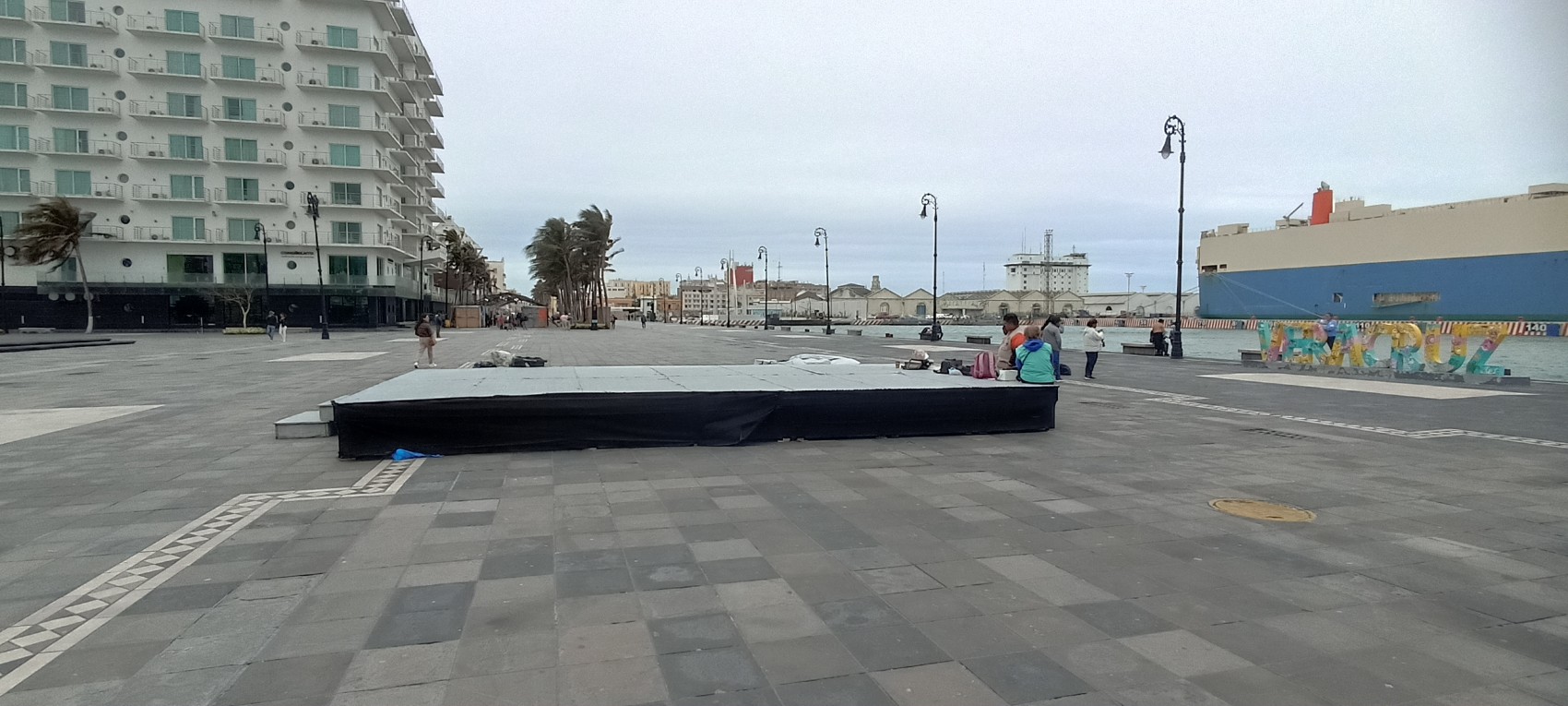 Se retiran parte de los artesanos de la Feria Nacional Indígena; clima impide su instalación en la Macroplaza