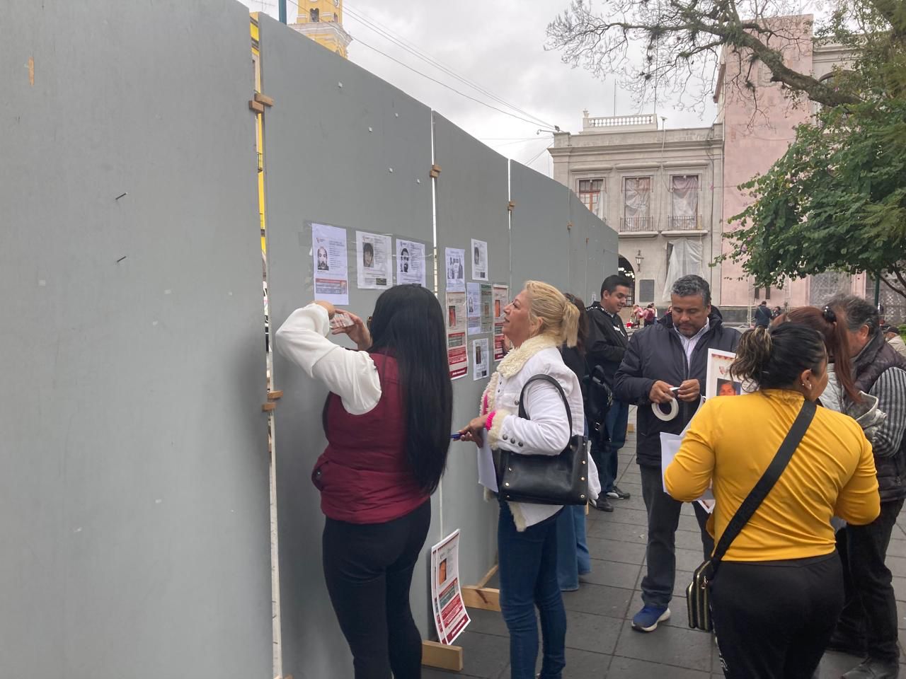 Con carteles con fotografías, madres de personas desaparecidas visibilizan a xalapeños esta problemática