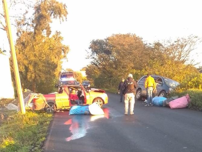 Choque frontal de dos autos particulares deja dos lesionados en Coscomatepec