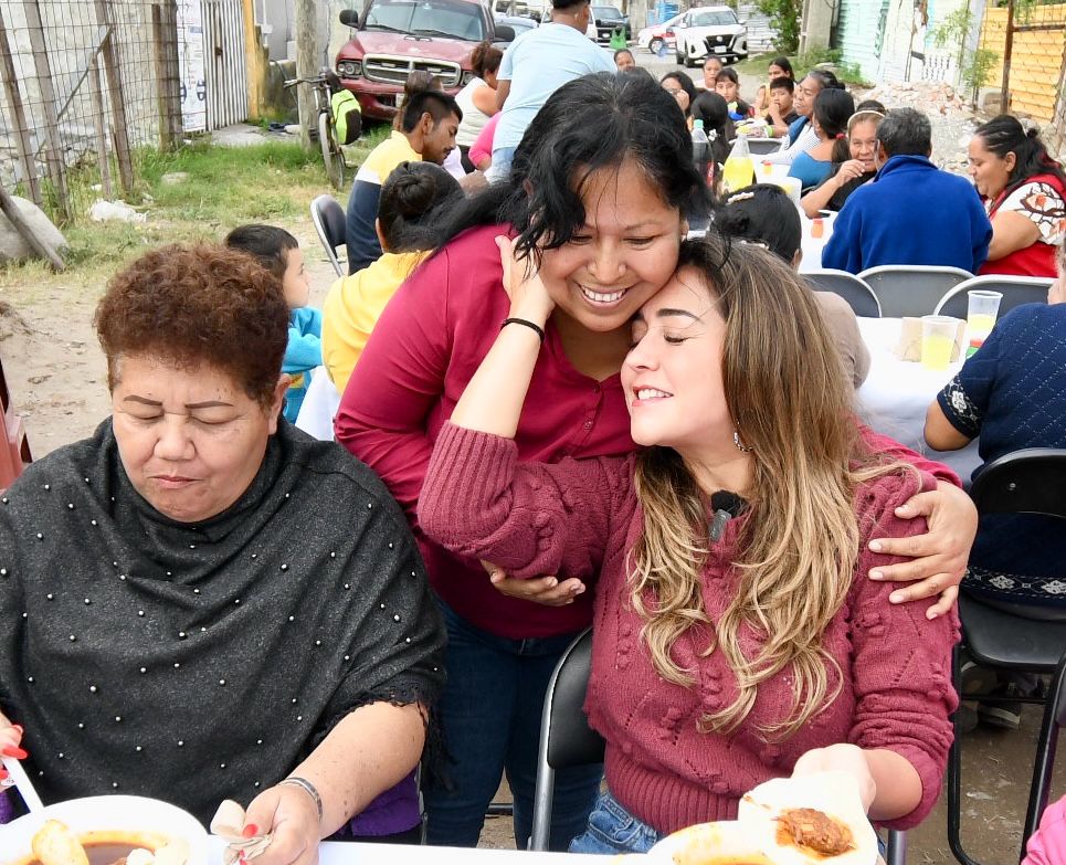 Con tamaliza familias agradecen a Anilú su apoyo para la electrificación de la colonia El Fénix
