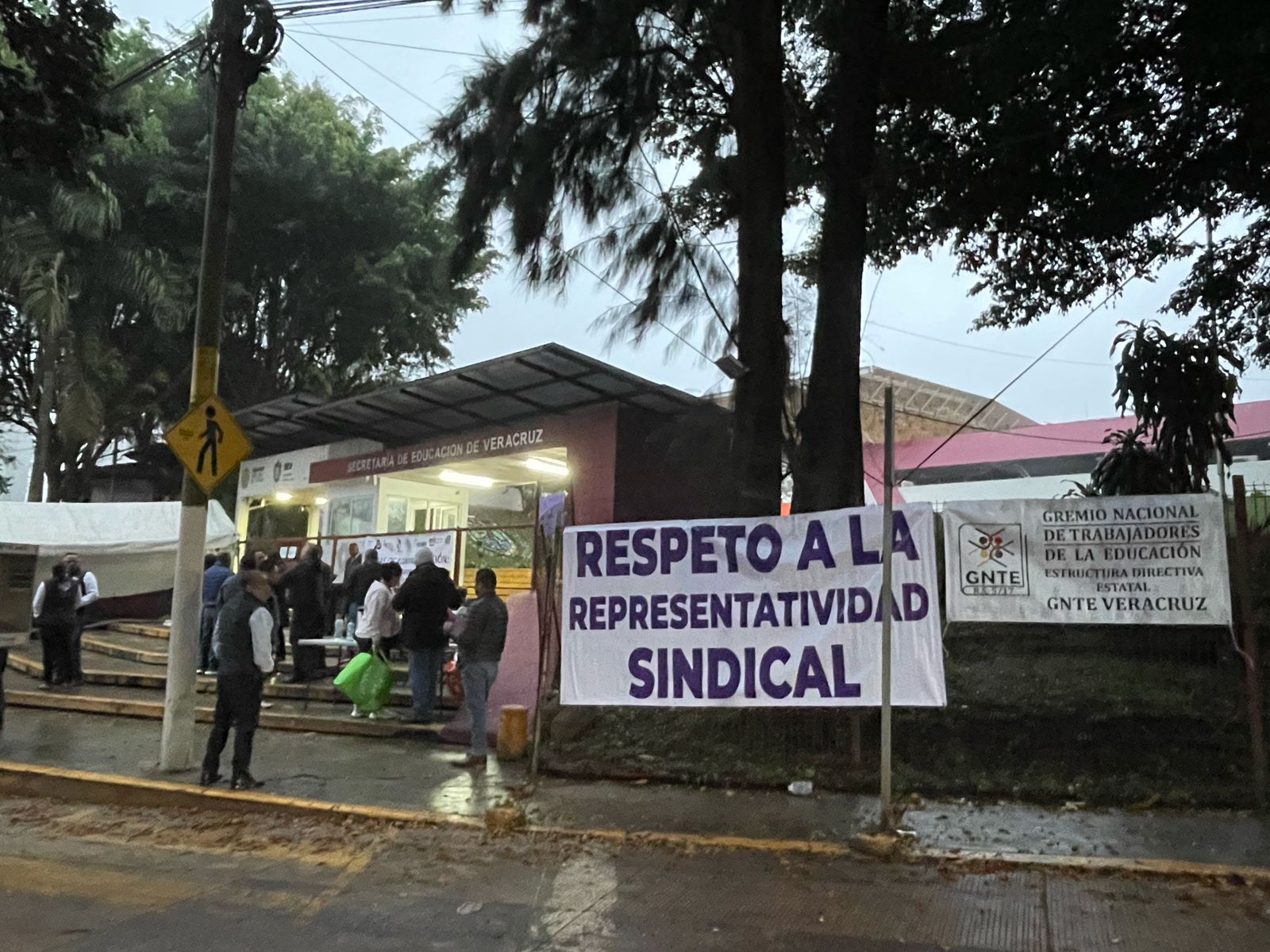 Sindicatos de maestros sostienen reunión conciliatoria con autoridades de SEV