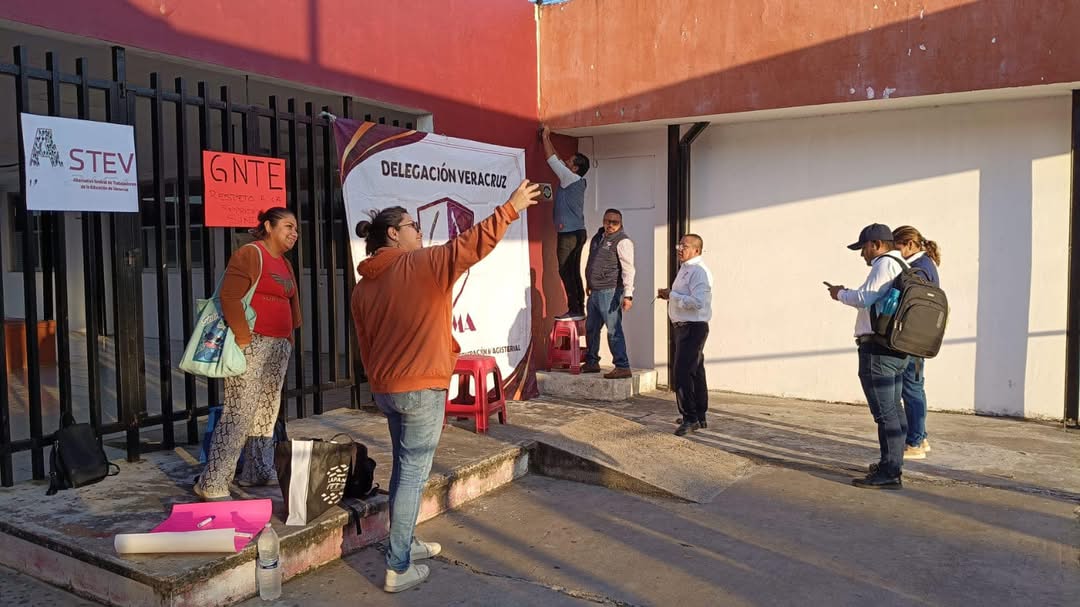 Maestros toman las instalaciones de la delegación regional de la SEV en Veracruz