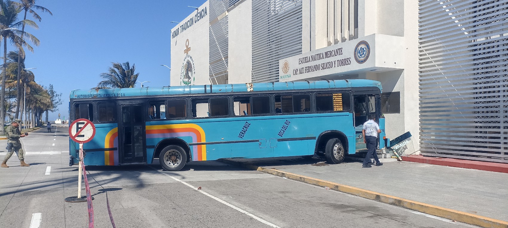 Se estrella urbano contra la Escuela Náutica Mercante de Veracruz con pasajeros a bordo
