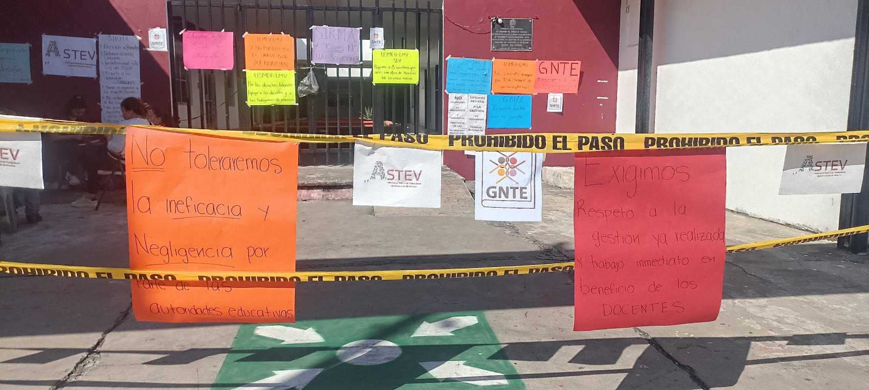 Pese a amenazas de represalias maestros mantienen tomada la delegación regional de la SEV en Veracruz