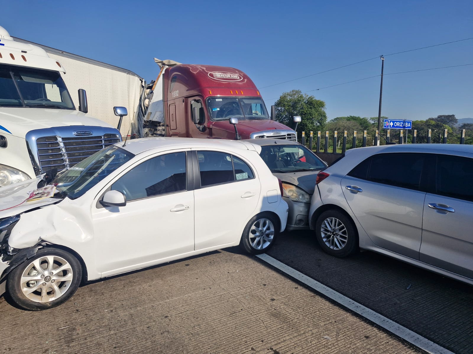 Tráiler embiste ocho vehículos en la autopista Córdoba-Veracruz, tres lesionados
