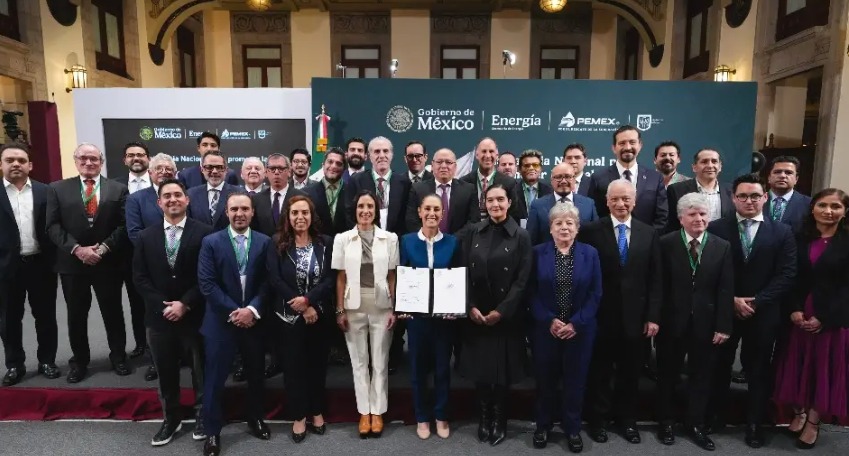 Sheinbaum firma acuerdo con gasolineros para topar gasolina magna a 24 pesos por litro