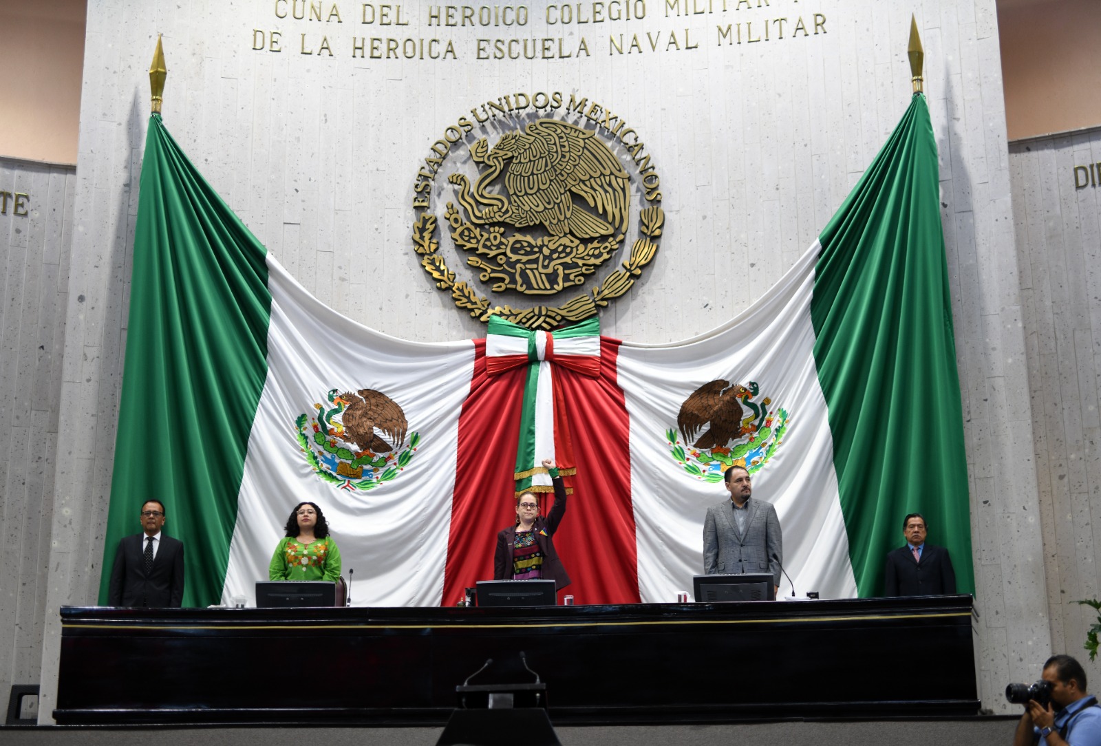 Héctor Yunes exige a Presidenta del Congeso corregir su postura durante el Himno Nacional