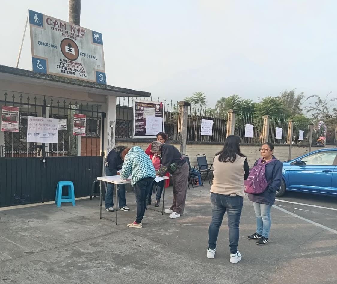 Docentes toman instalaciones del CAM 15, exigen dar marcha atrás a la reforma a la Ley del ISSSTE