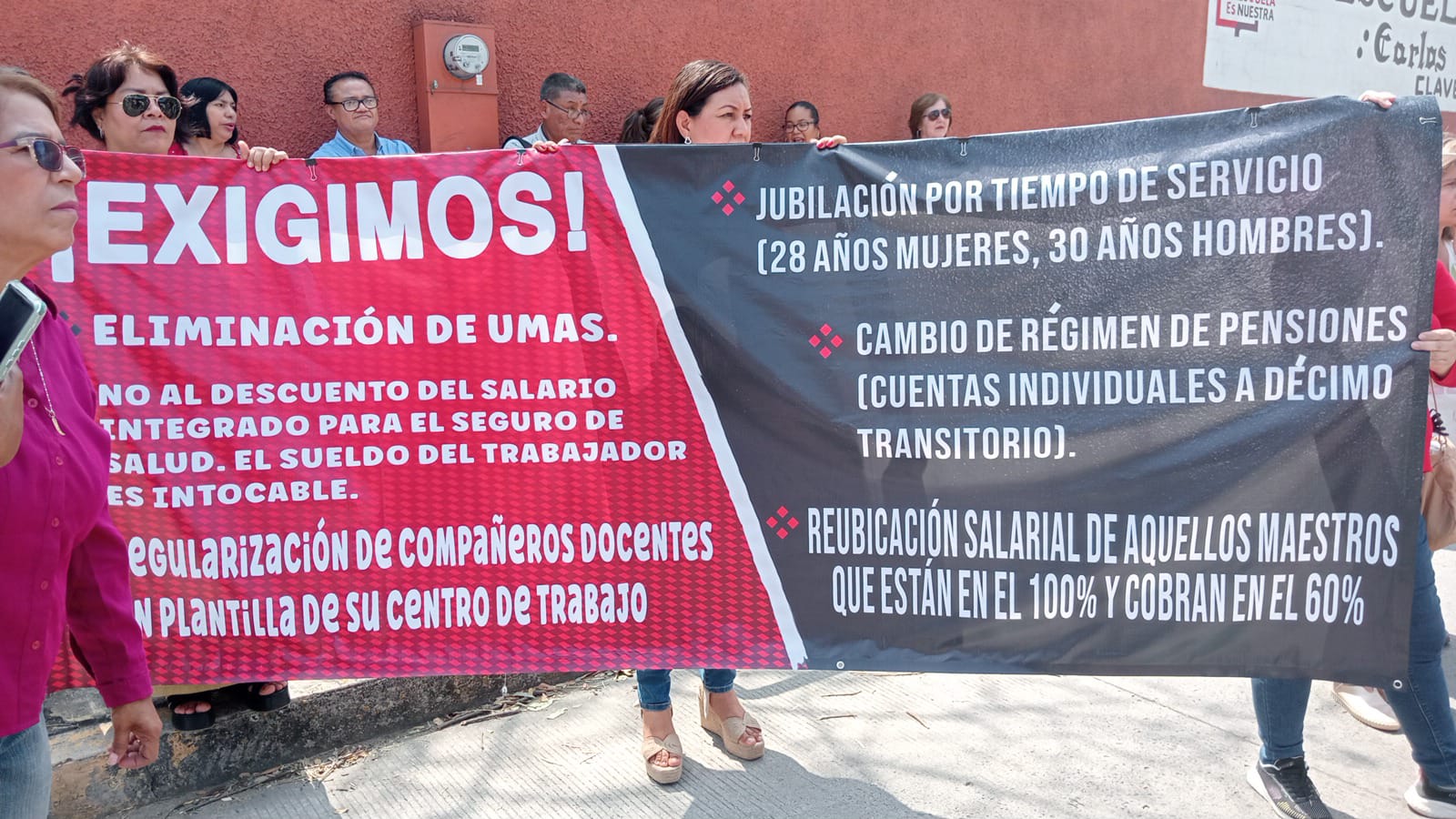 Maestros de telesecundaria protestan contra la reforma a la Ley del ISSSTE en Veracruz puerto