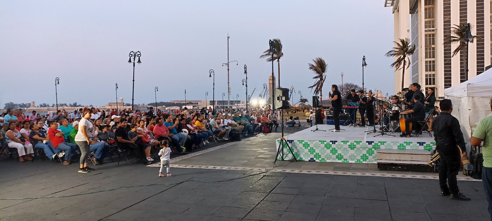 Disfrutan del Festival de la Familia en la Macroplaza del Malecón de Veracruz
