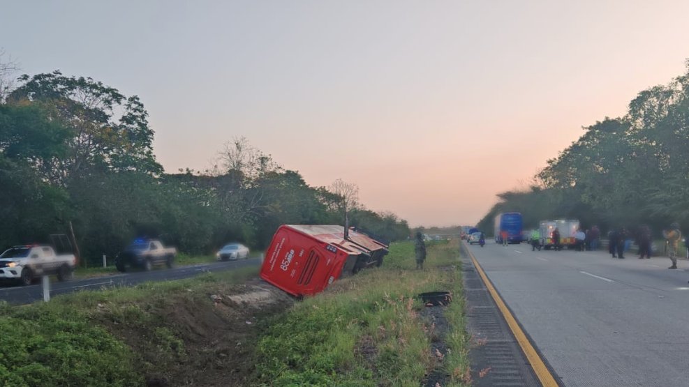 Una persona muerta y siete lesionadas, saldo de la volcadura de un ADO en la autopista Acayucan-Cosoleacaque