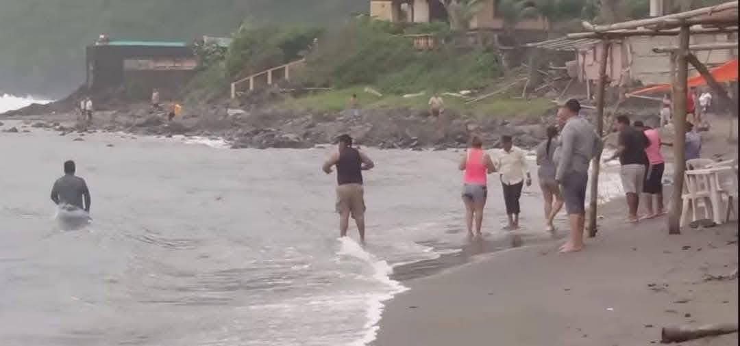 Se cumplen más de 48 horas de desaparición de adolescente arrastrado por olas en playa de Montepío