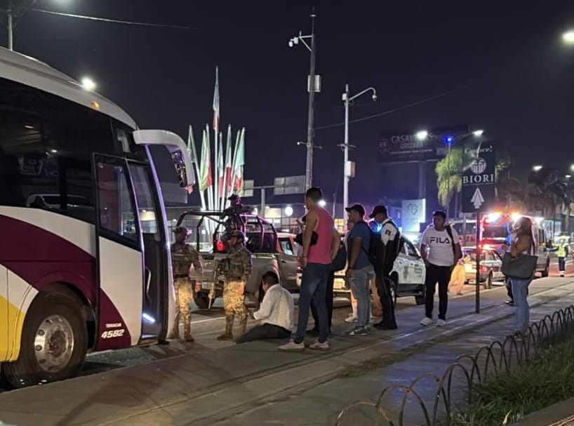 A pedradas intentan asaltar un AU en la autopista Córdoba-Orizaba