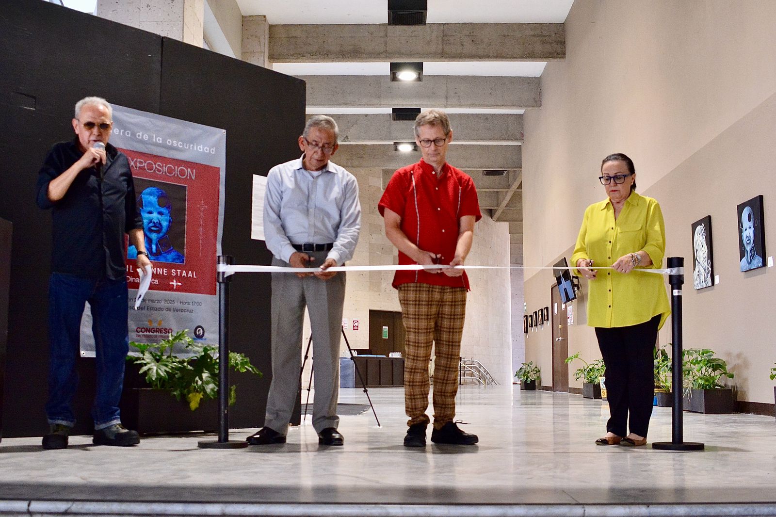 Inauguran la exposición “Out of Darkness” en Xalapa