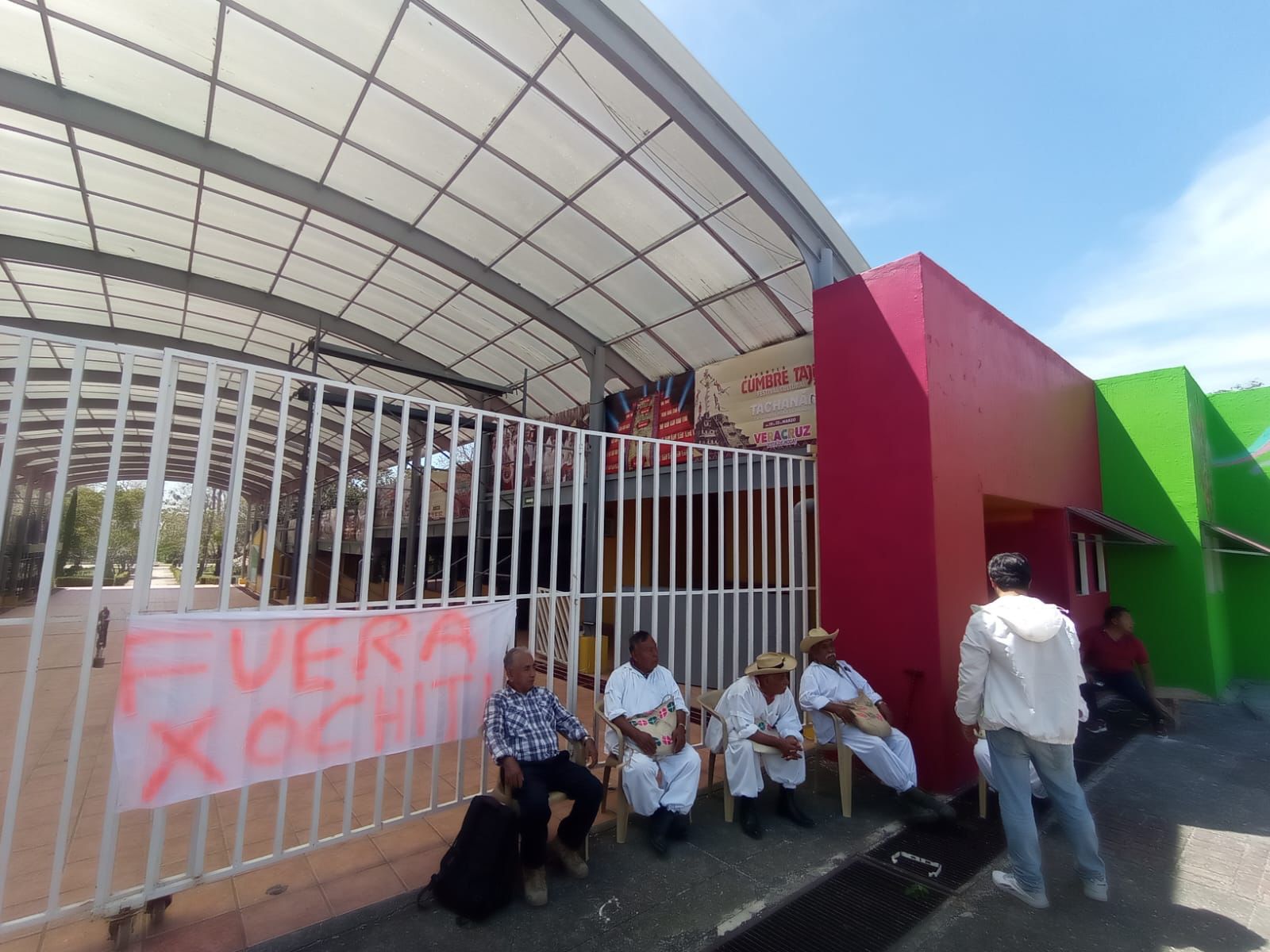 Trabajadores de Cumbre Tajín exigen pago