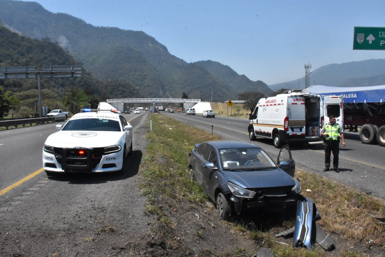 Accidente en la Autopista Orizaba-Ciudad Mendoza deja una mujer lesionada y cierre parcial de vialidad