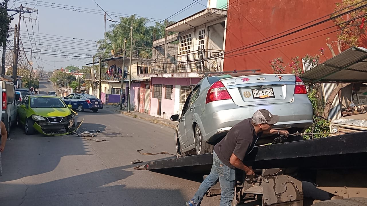 Dos lesionados al chocar dos autos particulares en Nuevo Toxpan, Córdoba