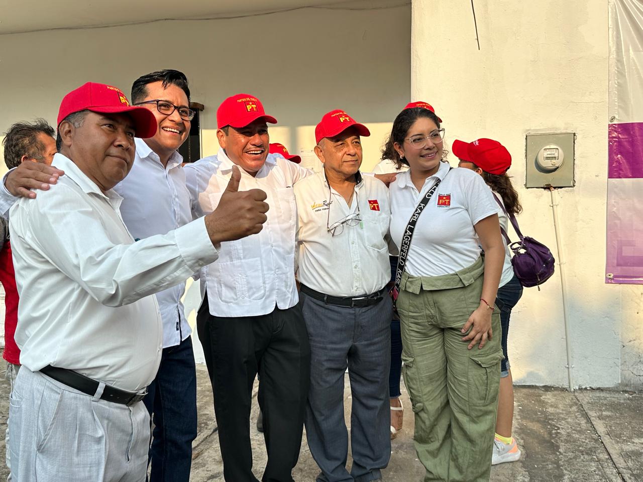 Magdaleno Rosales se registra como como candidato a la alcaldía de Medellín de Bravo